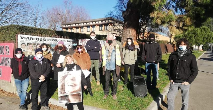 Familiari e cittadini di Viareggio presenti davanti al tribunale a Milano